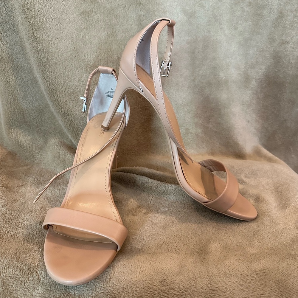 Express minimalist sandals. Nude in color. — 9